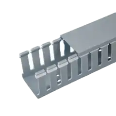 Canaleta Ranurada de PVC con Tapa Tipo F 82.6 mm de Ancho 79.2 mm de Alto y 2 m de Largo Color Gris